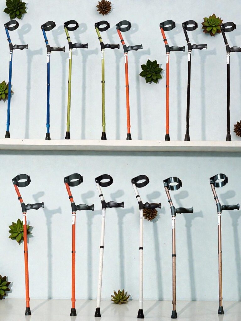 Verschillende kleuren elleboogkrukken dubbel verstelbaar in de kleuren rood, brons, zwart, oranje rood, groen en wit