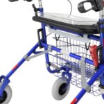 Achterkant van een Blauwe premis provo rollator met een gebruikersgewicht tot 250 kg