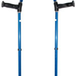 2 blauwe elleboogkrukken