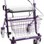 Paarse rollator met een duwbeugel eenzijdig rechts geremd