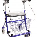 Blauwe rollator met verkorte onderarmschalen inclusief zitje, mandje en dienblad.