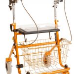 Oranje rollator met verkorte onderarmschalen inclusief zitje, mandje en dienblad.