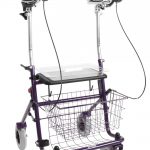 Paarse rollator met onderarmschalen inclusief zitje, mandje en dienblad.