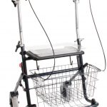 Zwarte rollator met onderamschalen inclusief zitje, mandje en dienblad.
