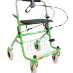 Voorkant groene rollator met duwbeugel en met een handrem te bedienen