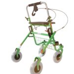 schuin achterkan van de groen rollator met duwbeugel met 1 rem zowel rechts en links geremd