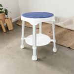 Douchekruk in een woonkamer wit met een blauw zitje