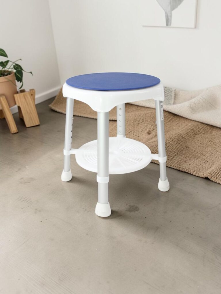 Douchekruk in een woonkamer wit met een blauw zitje