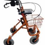 zijkant van een oranje rollator met duwbeugel en rem onder