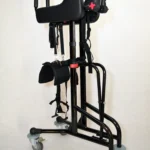 zwarte looptainer met remmen en onderarmsteunen ingeklapt