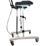 witte wandeltrainer met remmen en armsteunen