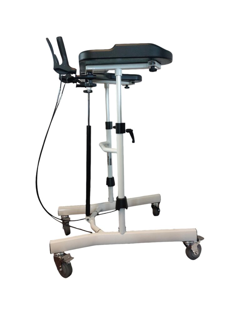 witte wandeltrainer met remmen en armsteunen