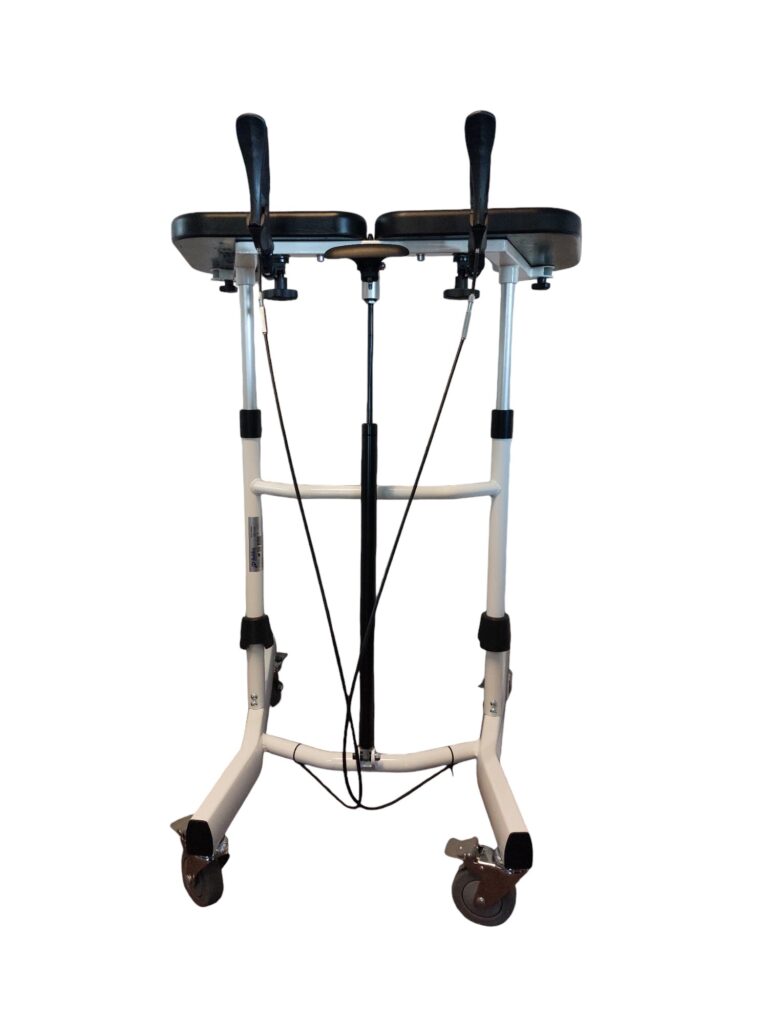 witte wandeltrainer met remmen en armsteunen