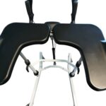 witte wandeltrainer met remmen en armsteunen detail