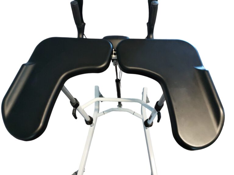 witte wandeltrainer met remmen en armsteunen detail