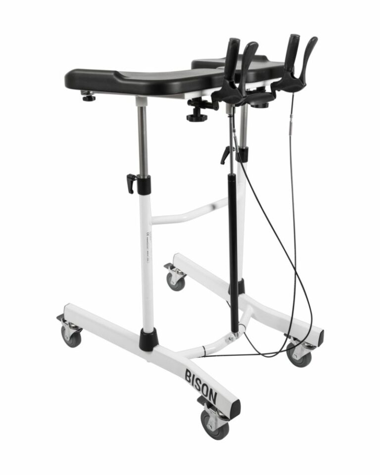 witte wandeltrainer met remmen en armsteunen