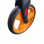 zwarte wiel van de bear rollator met oranje velgen