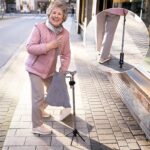 Dame met Steady Stand veiligheidsstandaard voor elleboogkrukken