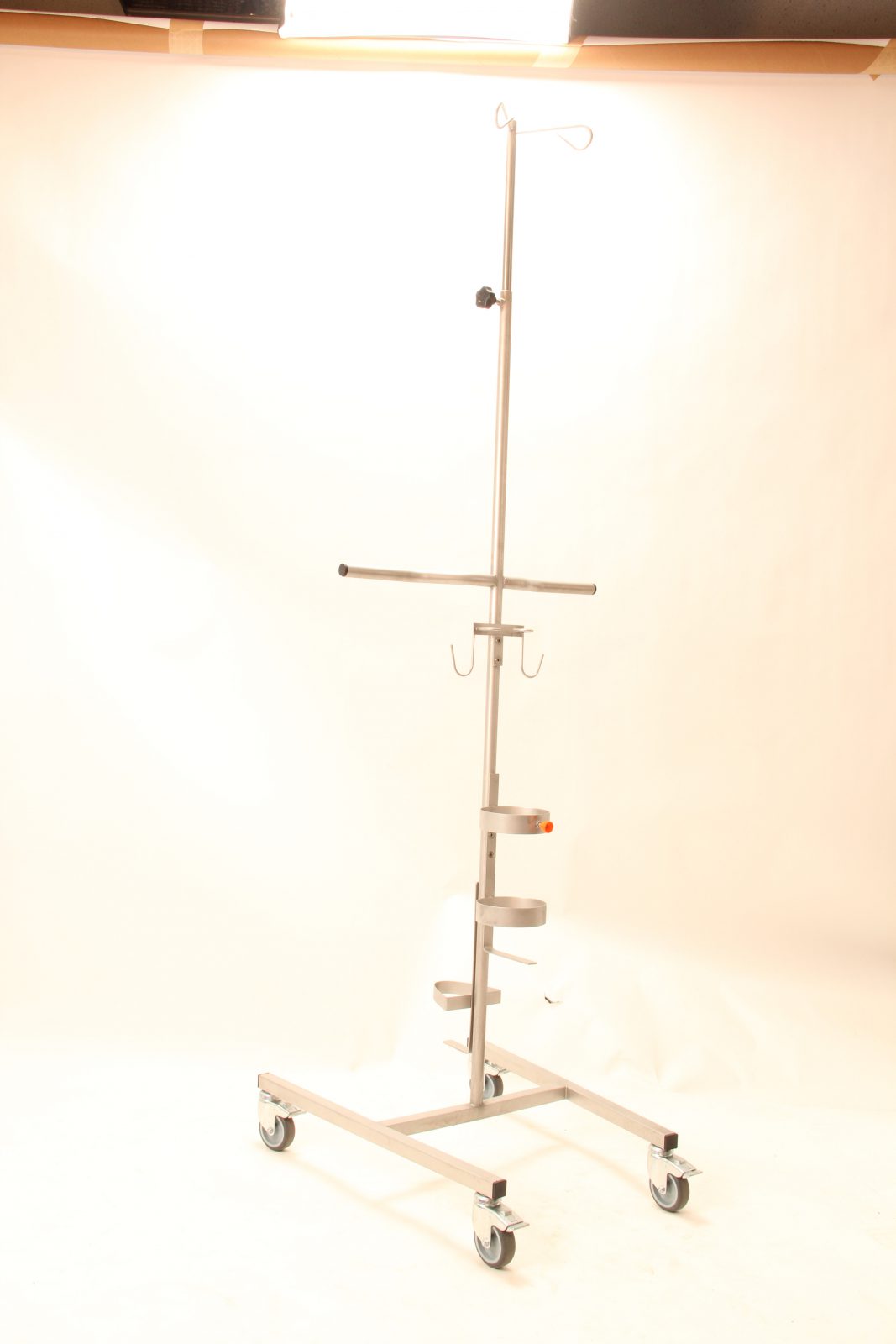 verrijdbare rvs infuusstandaard voor 1 urinefleshouder en 1 urinaal en 2 infuuszakken