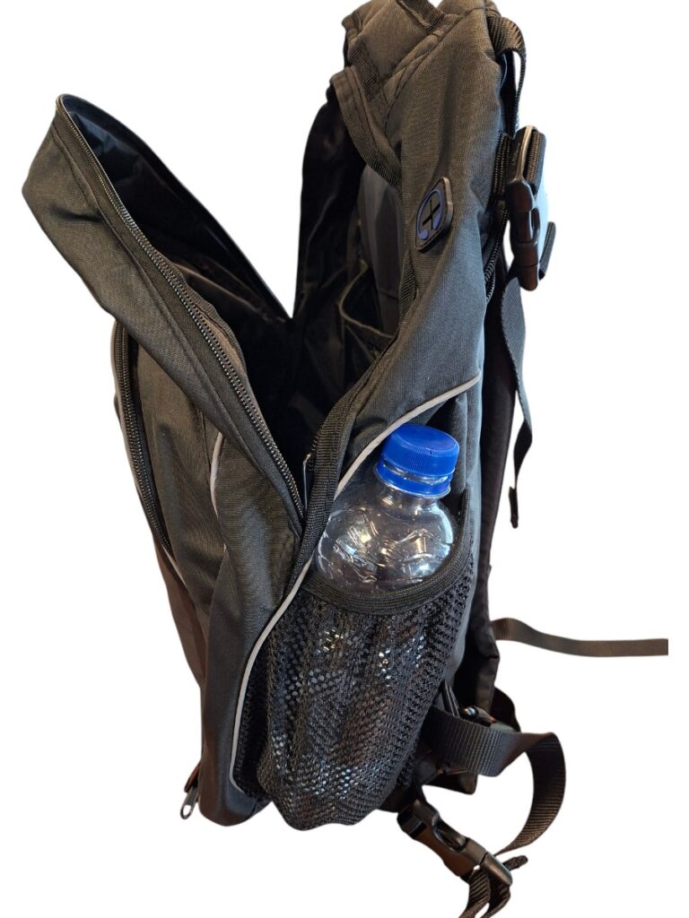 Mobilex Rolstoelrugtas - Zijaanzicht van Mobilex rolstoelrugzak met drinkflesvakken