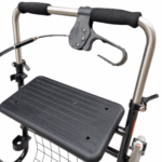 Zwarte rollator met duwbeugel en een eenzijdige rem links