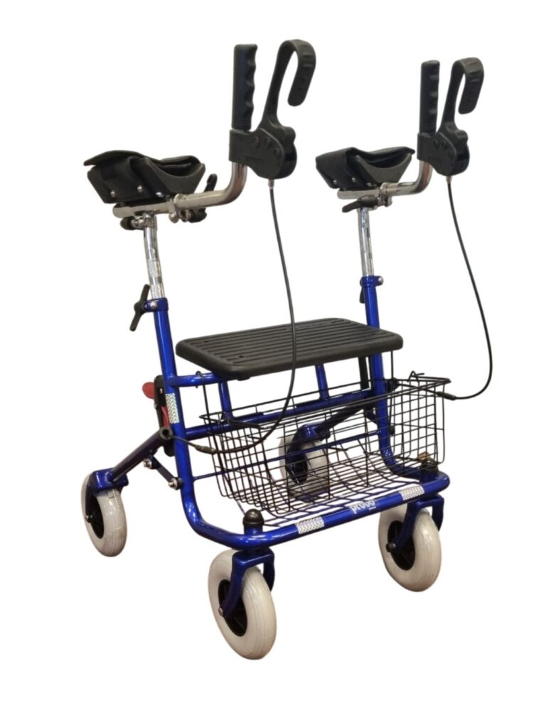 Blauwe klein volwassenen rollator met verkorte onderarmschalen in hoogte verstelbaar van 70-90 cm