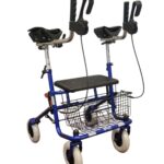 Blauwe klein volwassenen rollator met verkorte onderarmschalen in hoogte verstelbaar van 70-90 cm