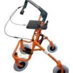 Oranje rollator met opklapbare duwbeugel eenzijdige rem links