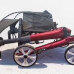 Dubbel opgevouwen Lichtgewicht ROHERA rollator in de kleur rood