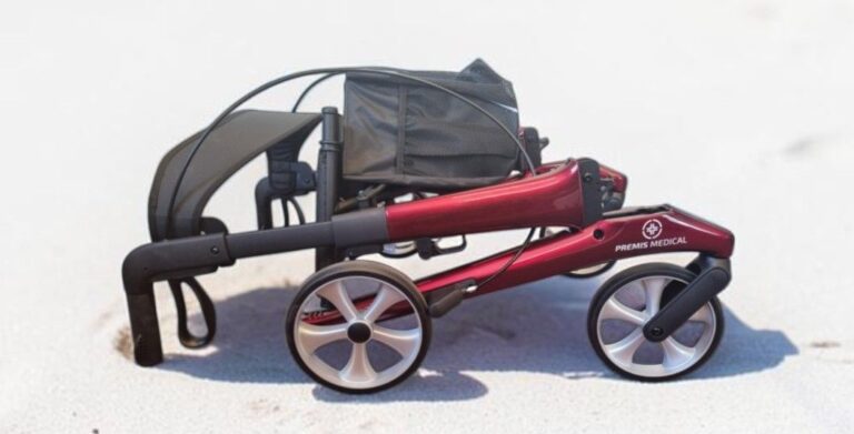Dubbel opgevouwen Lichtgewicht ROHERA rollator in de kleur rood
