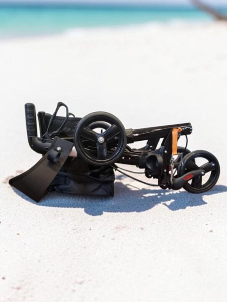 dubbel opgeklapte zwarte lichtgewicht rollator op het stand